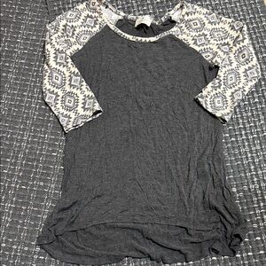Charcoal Raglan Short Sleeve Tee with Cream Patterned Sleeves